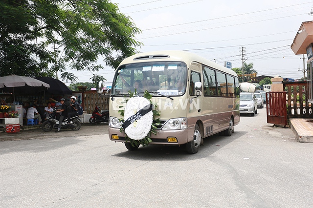 Khoảng 1h, xe tang đưa linh cữu của Toàn Shinoda đến Đài hoá thân hoàn vũ Văn Điển.