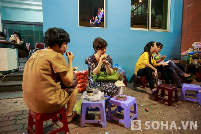 Tuy nhiên, cách làm này không được nhà hát Tuổi Trẻ chọn lựa. Nói về điều này, đạo diễn Sỹ Tiến cho hay: Bán sô thì giá rất rẻ, quảng bá có thể không đúng như mình mong muốn, dễ tạo hiệu ứng ngược.