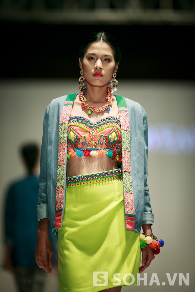 Những trang phục dạo phố với c&aacute;ch phối m&agrave;u kh&aacute; bắt mắt v&agrave; thu h&uacute;t.