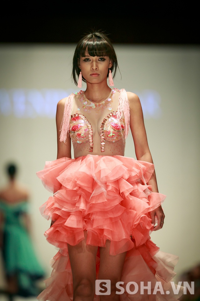 Một thiết kế gần như khoe trọn vẹn v&ograve;ng một.