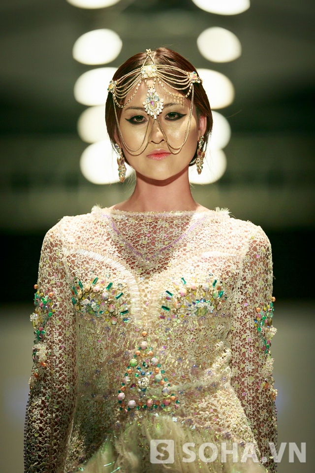 Bộ v&aacute;y c&oacute; chất liệu ph&oacute;ng kho&aacute;ng được điểm xuyết bởi những hạt cườm.