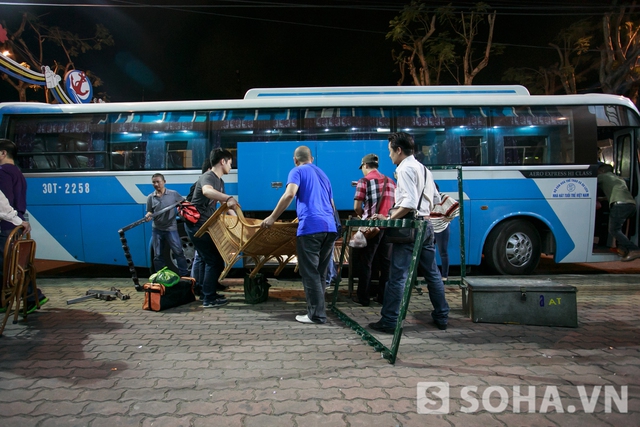 Đạo cụ sân khấu được các diễn viên lần lượt chất lên xe.