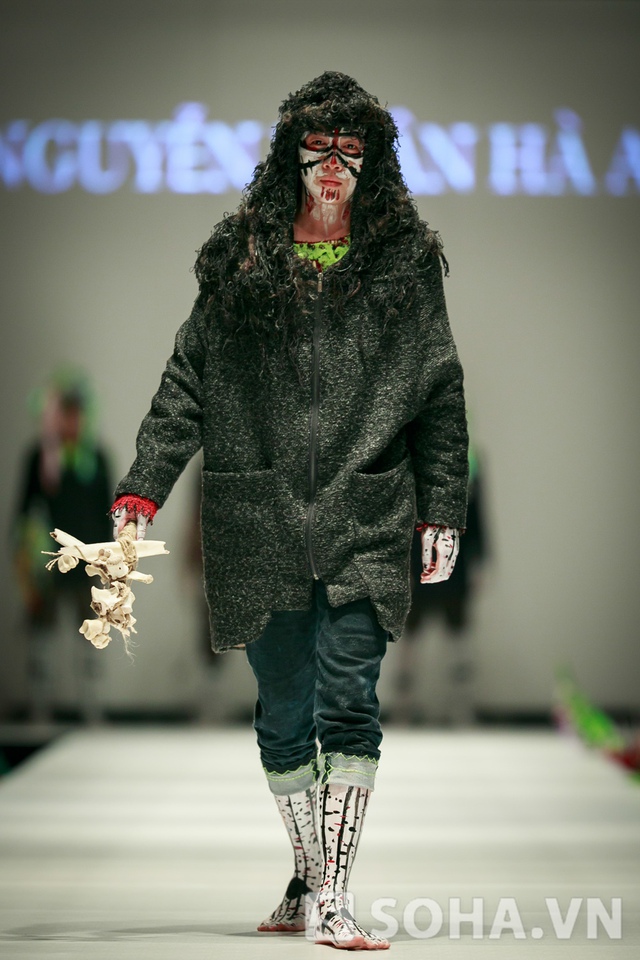 Điểm nhấn c&oacute; lẽ ở ch&iacute;nh phần tất, găng tay v&agrave; gấu quần.