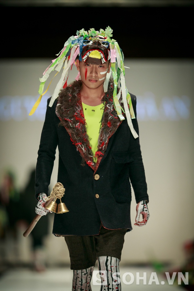 C&ocirc; cũng kh&ocirc;ng ngại đeo mặt nạ, cắt giấy để tạo n&ecirc;n sự kh&aacute;c lạ cho người mẫu của m&igrave;nh.