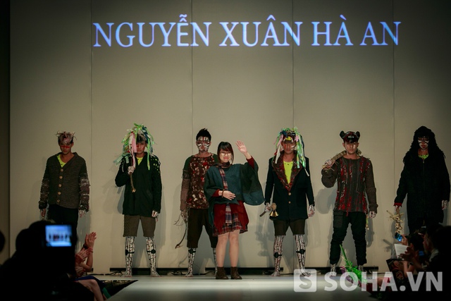 
Nh&agrave; thiết kế Nguyễn Xu&acirc;n H&agrave; An v&agrave; c&aacute;c trang phục thu đ&ocirc;ng lạ mắt.
