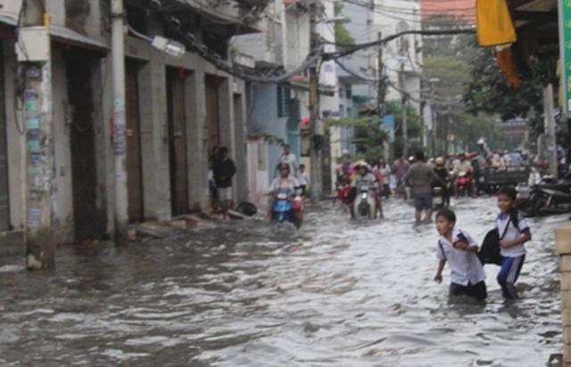 Những em không có người đón tự lội bì bõm về nhà