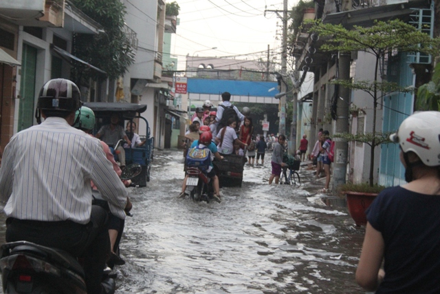 Các bậc phụ huynh phải dùng xe ba gác...