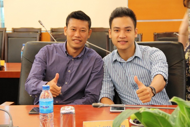 Danh thủ Thạch Bảo Khánh và Duy Khoa tỏ ra rất hào hứng với giải bóng đá này.