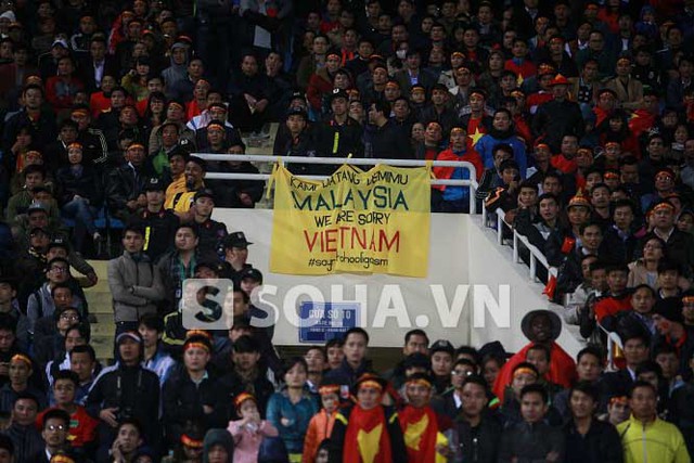 CĐV Malaysia xin lỗi Việt Nam