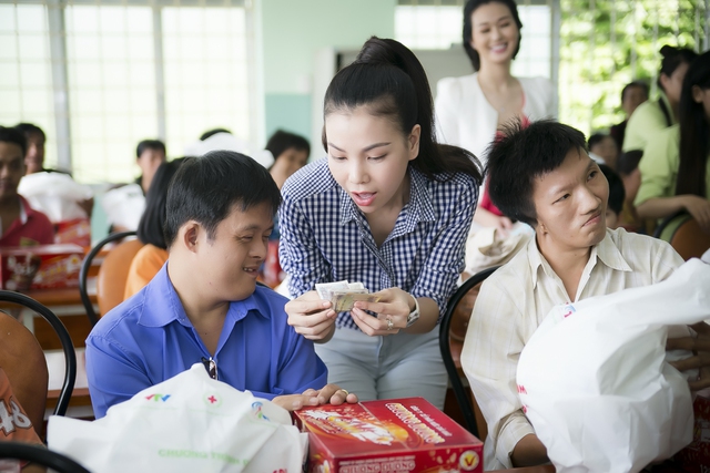 Bất ngờ có một chàng trai đưa cho Trà Ngọc Hằng số tiền 17 ngàn đồng. Cậu nói, đó là tiền tiết kiệm của bé gửi tặng vì yêu mến Hằng....