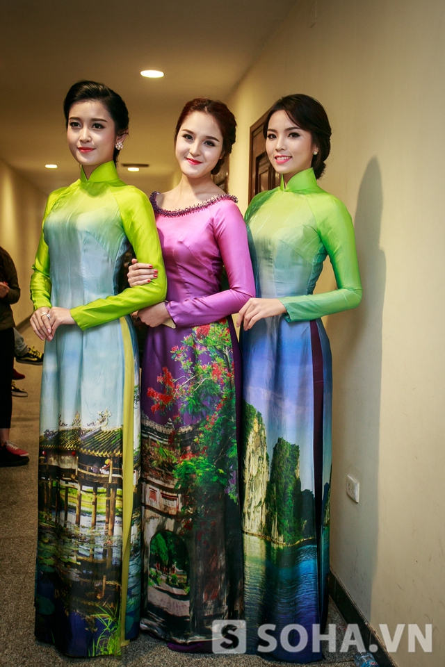 Dễ thấy ba người đẹp của cuộc thi Hoa hậu Việt Nam diện trang phục áo dài trong cùng một bộ sưu tập.