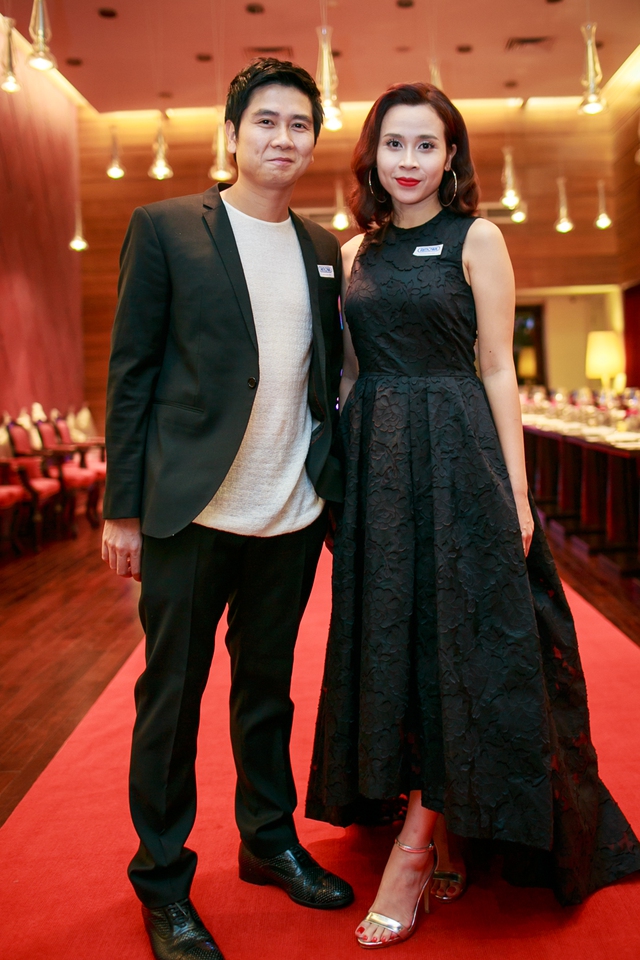 Vợ chồng Lưu Hương Giang - Hồ Hoài Anh cũng xuất hiện tại sự kiện với hai trang phục tone sur tone.