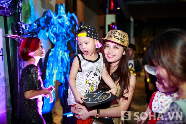 MC Ngọc Trang cùng cậu con trai kháu khỉnh.