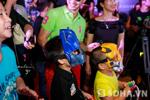 2 cậu bé đều đeo mặt nạ Transformers của 2 robot chính trong phim là Optimus Prime và Bumblebee.