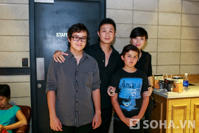 Gia đình MC Anh Tuấn cũng có mặt trong buổi ra mắt phim.