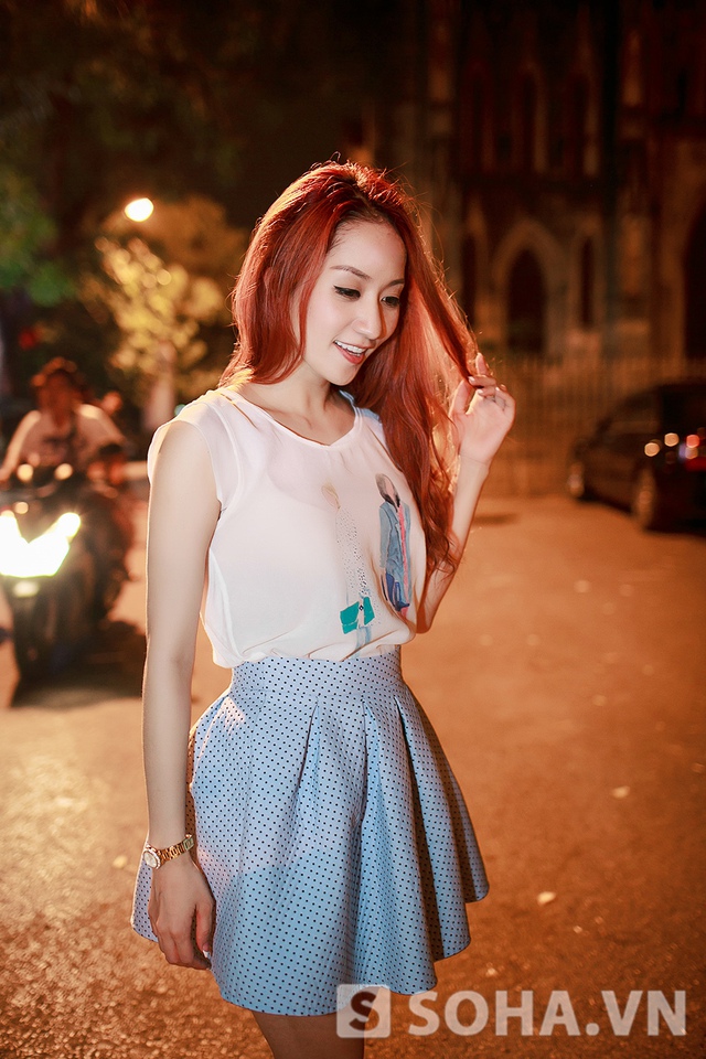 Trông Khánh Thi như một cô gái đôi mươi với chân váy xòe chấm bi và áo voan ngắn  tay màu trắng.