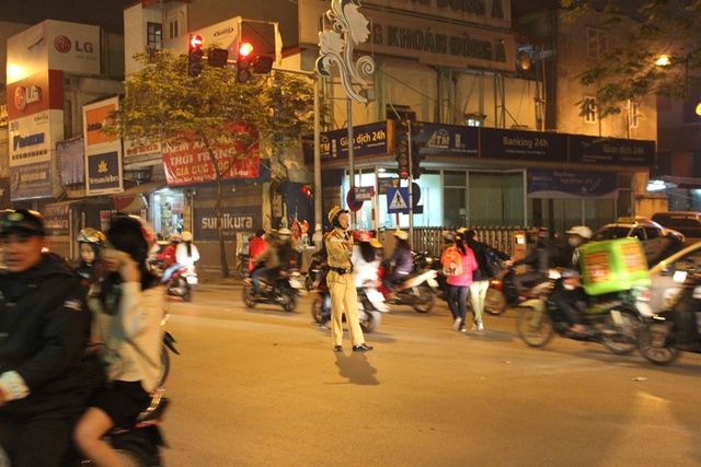 23 giờ đêm, các cảnh sát giao thông vẫn đang tích cực tiến hành phân luồng, đảm bảo giao thông trên đường Nguyễn Lương Bằng (Đống Đa, Hà Nội)