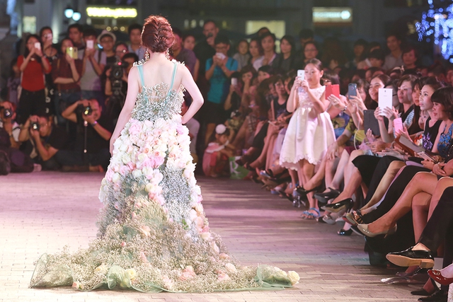 Chiếc váy được kết bằng những bông hoa thật, có giá lên đến 350 triệu đồng.