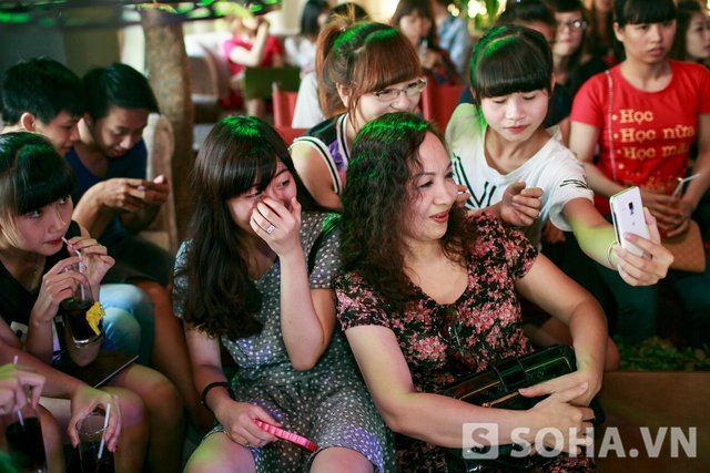 Các fan cũng tranh thủ chụp ảnh tự sướng với mẹ của Soobin