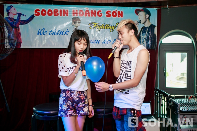 Soobin hát cùng fan hâm mộ bằng ca khúc gắn liền với tên tuổi của anh.