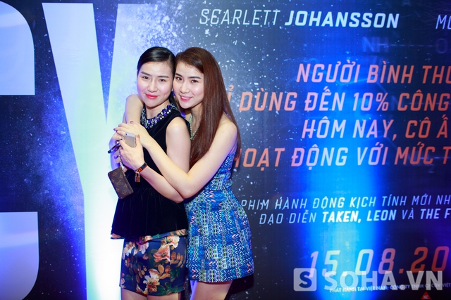 Cặp người mẫu song sinh Huyền Thư Thư Huyền cũng có mặt tại buổi ra mắt.