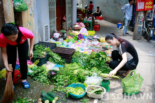 Ngọc Hân bắt đầu công việc đi chợ bằng việc sà vào một hàng rau và mua các món cải, mướp...Là một hoa hậu tích cực với các hoạt động bảo vệ môi trường nên Ngọc Hân rất hạn chế việc sử dụng túi nilon, cô chọn chiếc làn xinh xắn và tiện dụng để đựng đồ.