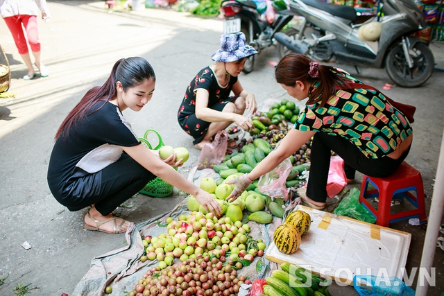 Hân thường mua nhiều rau và hoa quả mỗi dịp đi chợ. Không chỉ là món khoái khẩu, rau quả còn giúp Hân tăng cường sức khỏe và bảo vệ làn da của mình. - Hoa hậu chia sẻ.