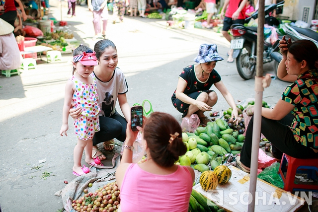 Giản dị và thân thiện nên Ngọc Hân được nhiều cô bán hàng trong chợ quen mặt. Không chỉ trò chuyện với mọi người, Ngọc Hân còn vui vẻ chụp ảnh chung với một fan nhí.