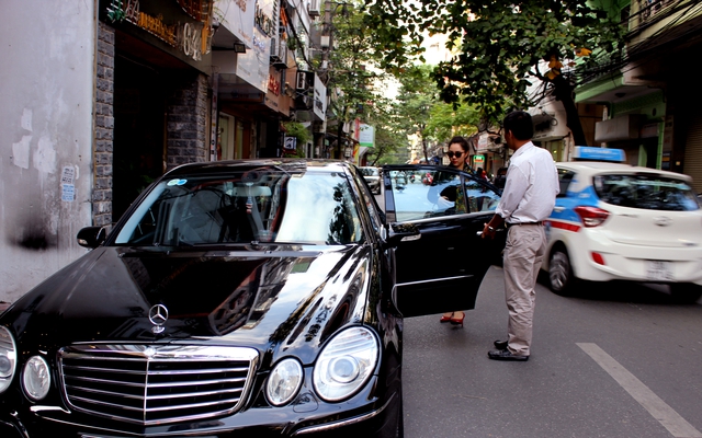 Sau khi trò chuyện cùng bạn, Bảo Trâm rời đi. Cô di chuyển trên chiếc xế hộp nhãn Mercedes sang trọng. Chiếc xế hạng sang xuất hiện trên 1 con phố nhỏ khiến nhiều người tò mò, thích thú.