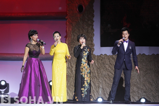Bốn ca sĩ tham gia đêm nhạc kết lại chương trình.