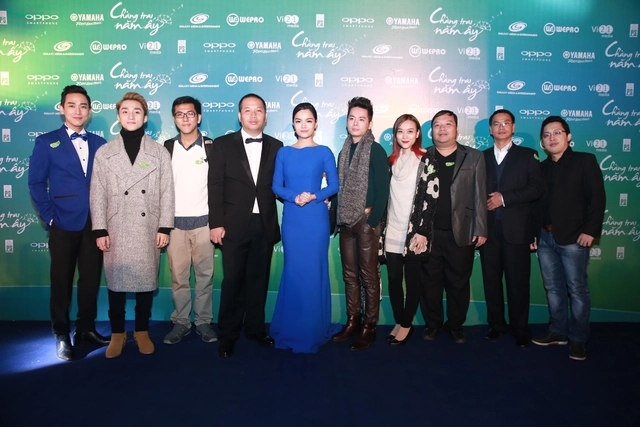 Đạo diễn Quang Huy và cả đoàn làm phim trong buổi họp báo.