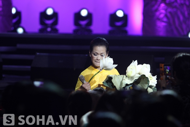 Sau khi chương trình kết thúc, Khánh Ly mang bó sen bà được tặng, chạy xuống hàng ghế khán giả và tặng hoa cho từng người như một lời cảm ơn sâu sắc.