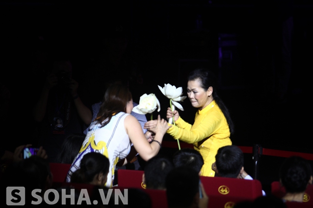 Một khán giả bịn rịn nắm lấy tay Khánh Ly.