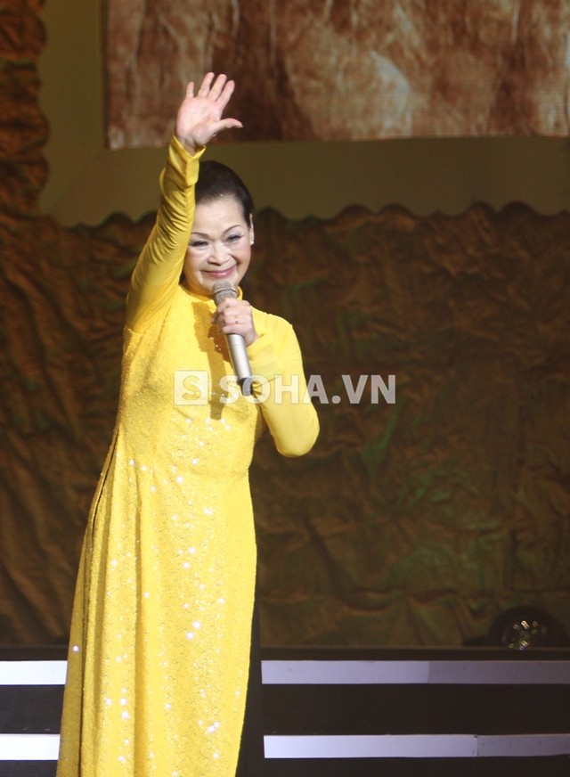 Khánh Ly vẫy tay chào tạm biệt khán giả.