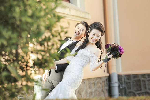 Không chỉ có phong cách hài hưỡng, ngộ nghĩnh, bộ ảnh cưới của Lê Khánh và Tuấn Khải cũng rất lãng mạn, ngọt ngào.