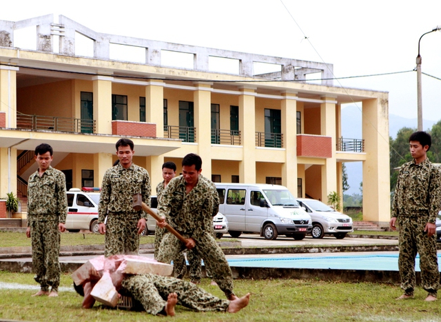 Lưng nằm bàn chông, bụng kê bê tông, chịu sức công phá của búa tạ.