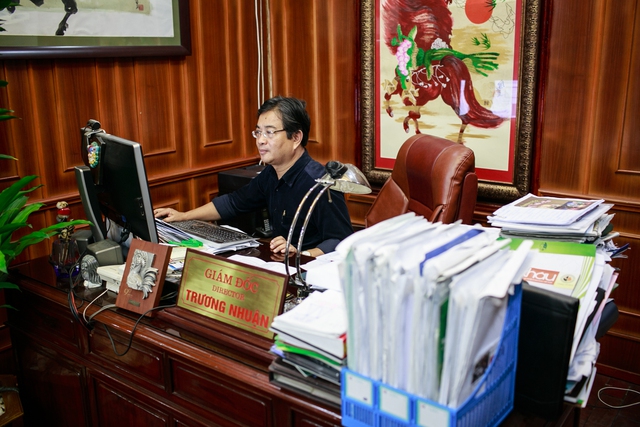 Giám đốc Trương Nhuận tiếp quản vị trí lãnh đạo của Nhà hát Tuổi trẻ từ người tiền nhiệm: đạo diễn Lê Hùng. Nhiệm kì của ông sẽ khéo dài từ năm 2012 - 2017.