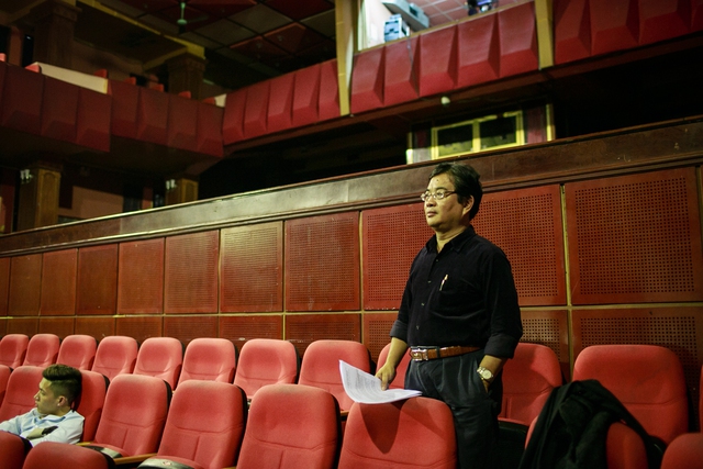 Sau khi xem xét và kí kết các giấy tờ vào buổi sáng, trong buổi chiều, giám đốc Trương Nhuận thường dành thời gian để duyệt các vở diễn, chương trình nghệ thuật mới.