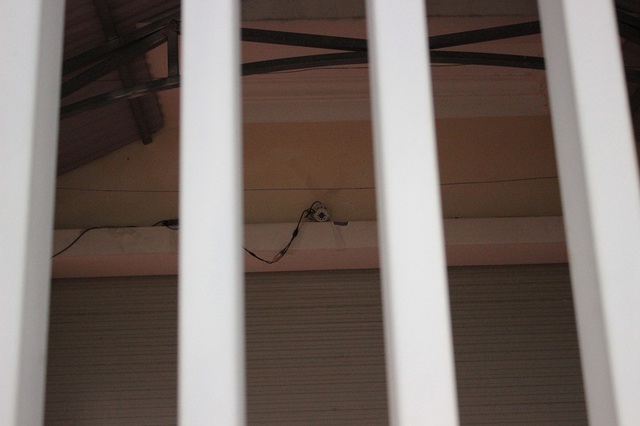 Hệ thống camera trước cửa ngôi nhà được nhóm người nước ngoài lặp đặt