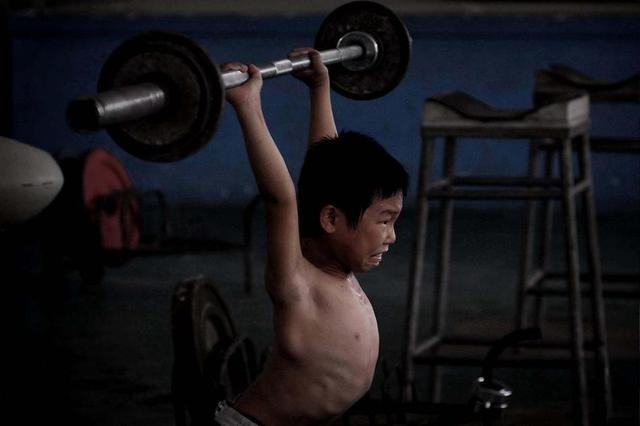 15 kg đối với một đứa bé 12 tuổi là quá sức.