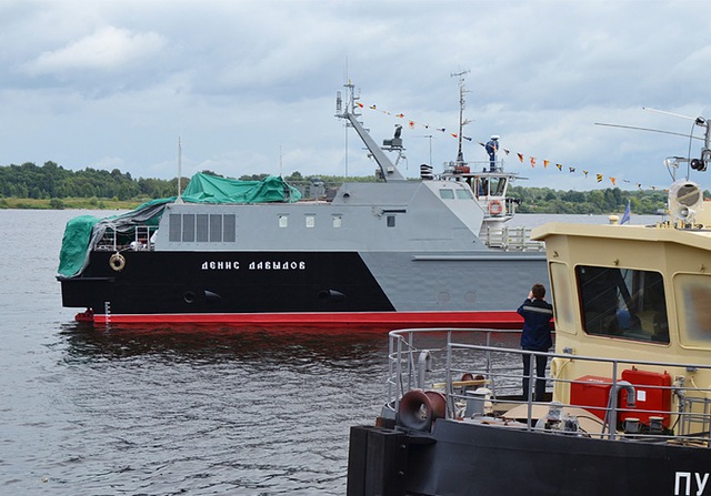 Nguyên mẫu đầu tiên, tàu Ataman Platov được hạ thủy vào tháng 7-2009 và sau đó đưa vào biên chế hạm đội biển Caspian. Sau thành công của nguyên mẫu đầu tiên Nga đã đặt đóng 1 loạt tàu lớp Dyugon và chiếc đầu tiên trong loạt là tàu Denis Davydov đã được hạ thủy vào ngày 26-07-2013.