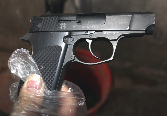 Sáng 29/12, người nhà quán karaoke tìm thấy khẩu súng được cho là của nghi can nổ súng bắn anh Thành vào đêm 23/12.