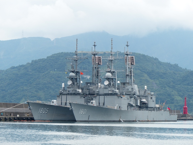 2 trong số 4 tàu khu trục lớp Kee Lung (lớp Kidd) của hải quân Đài Loan. Đây cũng là các tàu khu trục lớn nhất của vùng lãnh thổ này.