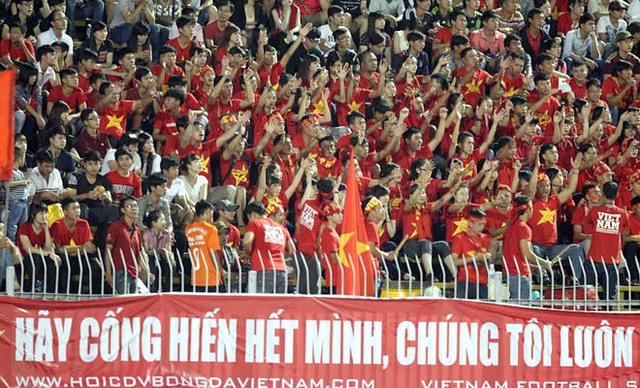 Các CĐV luôn cổ vũ hết mình cho dù đó là đội U21 Báo Thanh Niên Việt Nam hay U19 HA.GL. Ảnh: Quang Nhựt