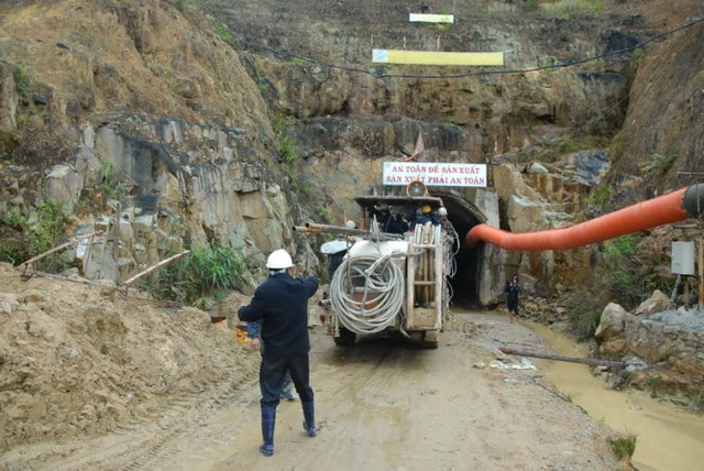 Máy khoan này lập tức được đưa vào vị trí hầm sập để khoan. (Ảnh: Thạch Thảo/ Tuổi Trẻ)