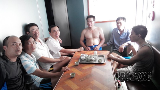 Phóng viên báo Lao Động (bên trái) cùng các kiểm ngư viên trên tàu 763 sau một bữa cơm sáng