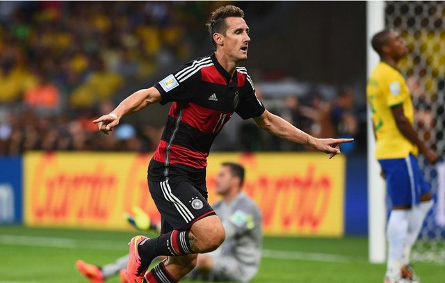 Ngay sau đó cái tên Klose được xướng lên trên bảng tỉ số, 2 bàn thua làm người Brazil choáng váng