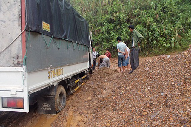 Mưa lớn sạt lở đất, đường khiến các phương tiện cũng chết đứng.