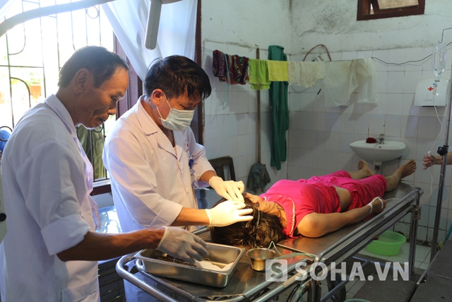 Sau khi bị đánh, chị Hoa ngất xỉu giữa đường nên được người dân đưa vào bệnh viện đa khoa huyện Hương Khê cấp cứu trong tình trạng bị chấn thương nặng.