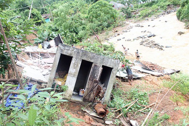 Mưa lũ lớn khiến nhiều ngôi nhà trên địa bàn huyện Tương Dương (Nghệ An) bị lũ cuốn trôi, đổ sập.